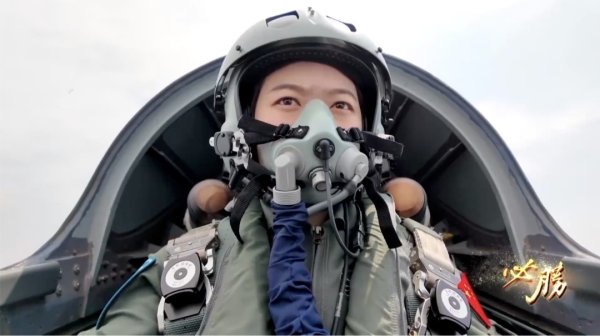 免费配资炒股 女飞行员田静、康凯，写下请战书